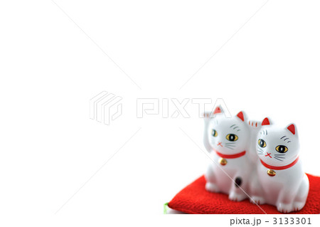 赤い座布団に座った良縁を招くペア招き猫 赤い座布団に座った良縁を招くペア招き猫 3133301