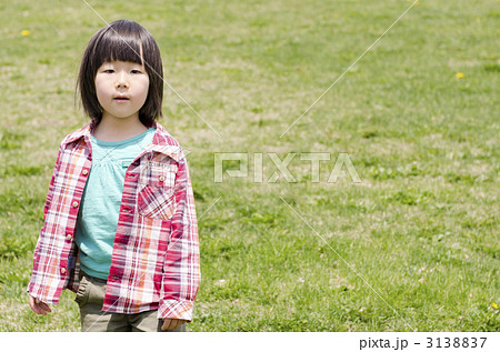 芝生と女の子 3138837