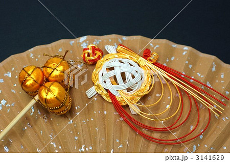 正月イメージ・飾り俵と水引亀横位置 3141629