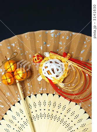 正月イメージ・飾り俵と水引亀縦位置 3141630