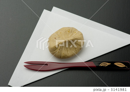 栗きんとんと漆塗りフォーク 栗きんとんと漆塗りフォーク 3141981