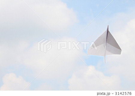 青空バックの紙飛行機 3142576