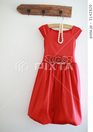 壁に掛けてある赤ドレスとパールネックレス　子供のフォーマルドレス 3142820