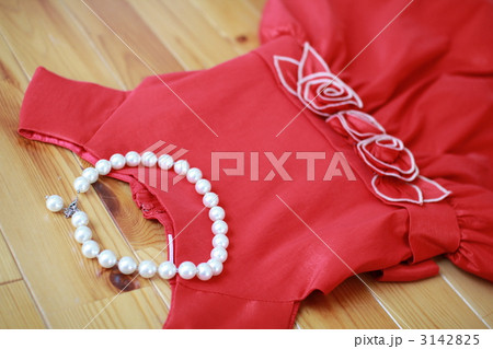 赤ドレスとパールネックレス　子供のフォーマルドレス 3142825