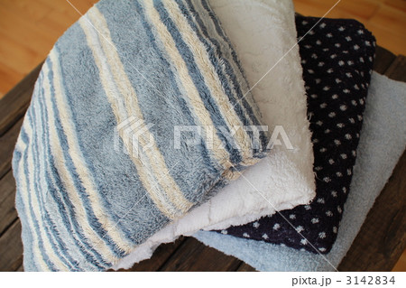 畳んである古いバスタオル　洗濯物 3142834
