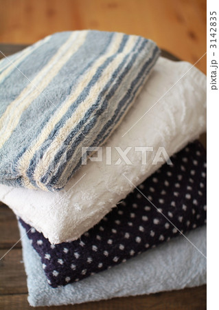畳んである古いバスタオル　洗濯物 3142835
