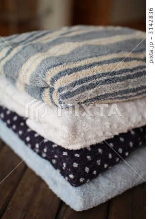 畳んである古いバスタオル　洗濯物 3142836
