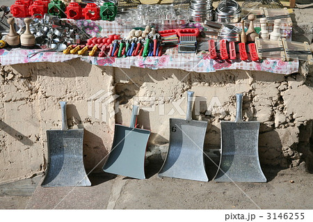 ウズベキスタンのブリキ製ちりとり 3146255