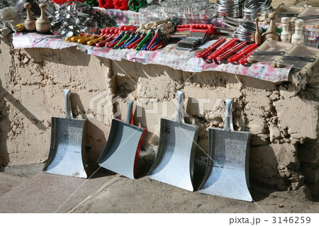 ウズベキスタンのブリキ製ちりとり 3146259