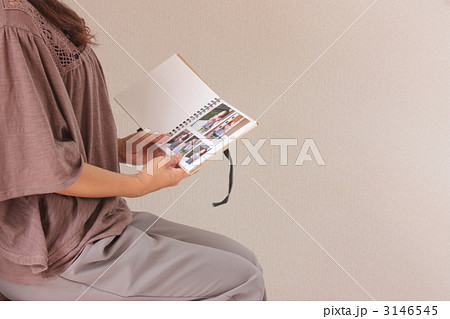 フォトブックを見る女性 3146545