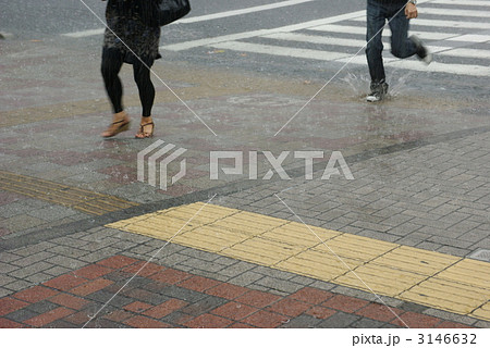 豪雨の中を走る人（d20110826-018） 3146632