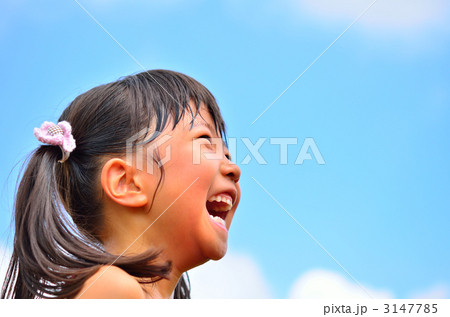 青空で元気に笑う女の子 3147785
