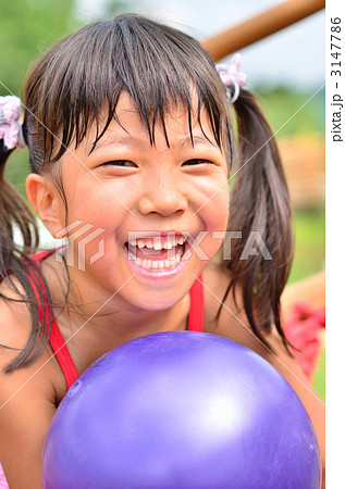 ボールで遊ぶ女の子 3147786