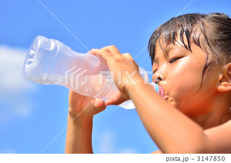 ゴクゴク水を飲む女の子 ゴクゴク水を飲む女の子 3147850