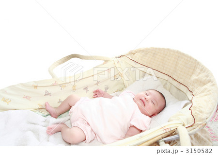クーファンで眠る赤ちゃん クーファンで眠る赤ちゃん 3150582