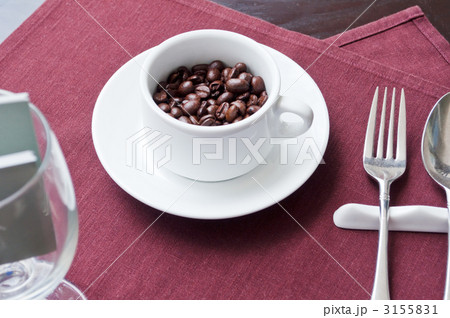 コーヒーカップとコーヒー豆 3155831