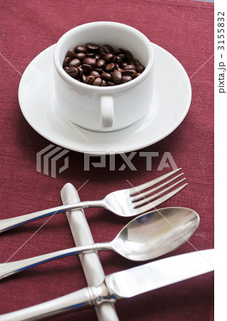 コーヒーカップとコーヒー豆 コーヒーカップとコーヒー豆 3155832
