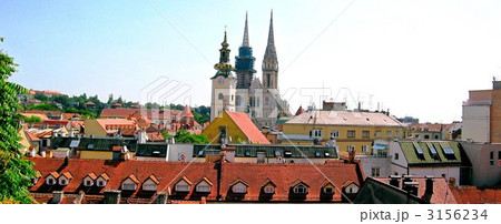 ザグレブ旧市街の住宅と聖母被昇天大聖堂(クロアチア) ザグレブ旧市街の住宅と聖母被昇天大聖堂(クロアチア) 3156234