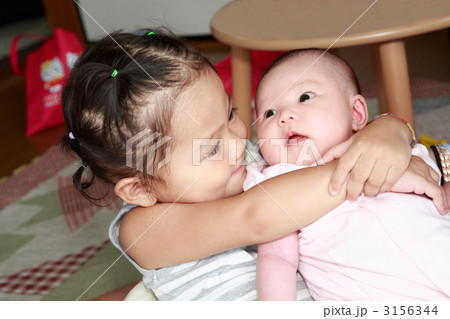 二ヶ月の赤ちゃんと２歳の女の子の姉妹 3156344