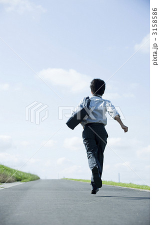 走る高校生の写真素材