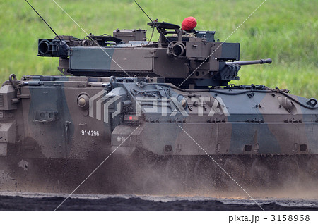 走行中の89式装甲戦闘車 走行中の89式装甲戦闘車 3158968