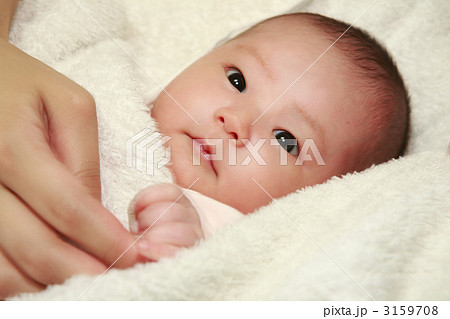生後二ヶ月の赤ちゃんと大人の手 3159708