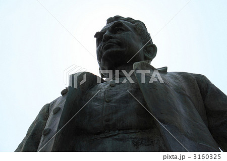 琴平公園から瀬戸大橋に向かって立つ「大久保じん之丞翁像」 3160325