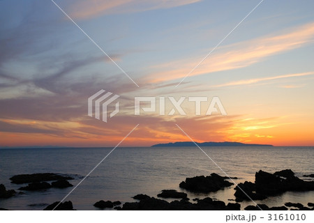 笹川流れの夕日と粟島の島影 3161010