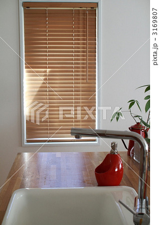 アイランドキッチンと木製のブラインド　造作キッチン 3169807