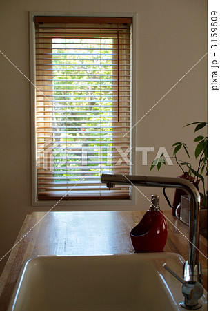 アイランドキッチン越しに見える窓の外　造作キッチン 3169809