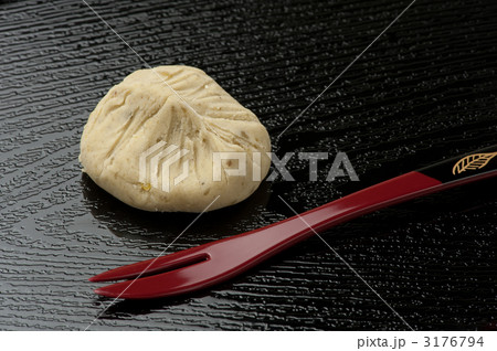 朱塗りのフォークと栗きんとん 3176794