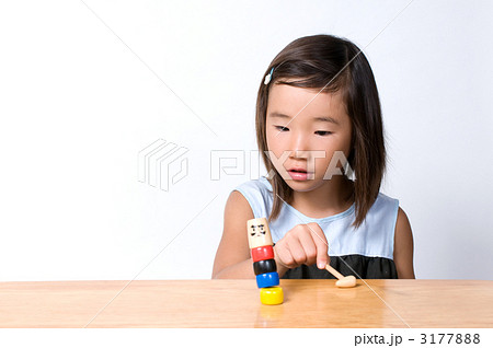 ダルマ落としをする女の子 ダルマ落としをする女の子 3177888