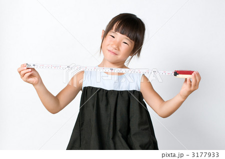 巻き尺を持つ女の子 3177933