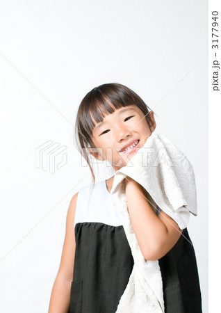 タオルで顔を拭く女の子 3177940