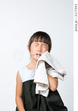 タオルで顔を拭く女の子 3177941