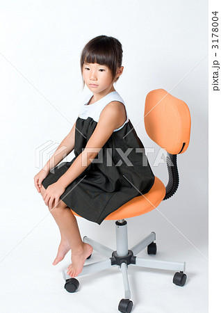 椅子に座る女の子の写真素材