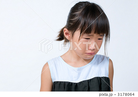 泣き顔の子供の写真素材