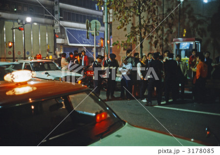 昭和の記録・夜の銀座通りで交通事故　昭和56年 3178085