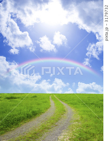 草原の道と青空 3179732
