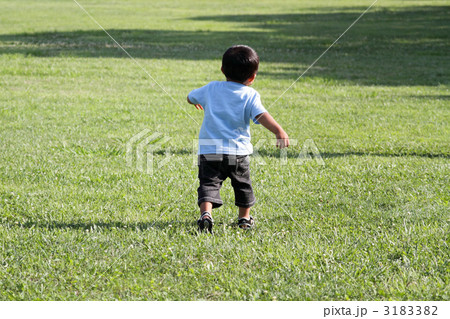 芝生の上を走る赤ちゃんの写真素材 313