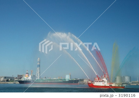 五色の放水をする消防艇 五色の放水をする消防艇 3190116