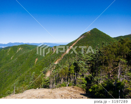 木賊山より、甲武信岳(甲武信ヶ岳)を臨む 3197289