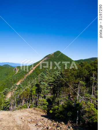 木賊山より、甲武信岳(甲武信ヶ岳)を臨む 3197290