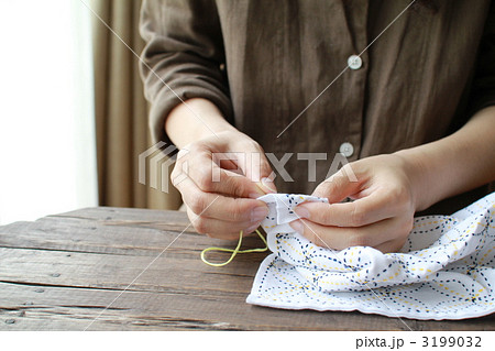 刺し子をしている女性の手元 裁縫女子 刺し子をしている女性の手元 裁縫女子 3199032