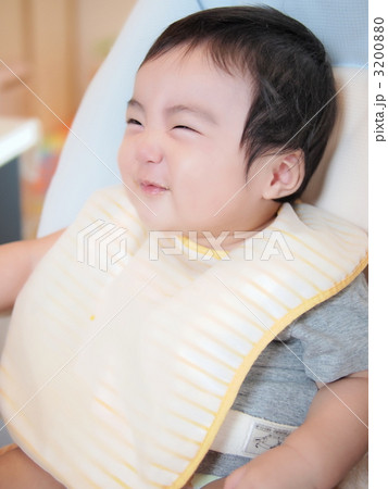 離乳食中に笑顔の赤ちゃん 3200880
