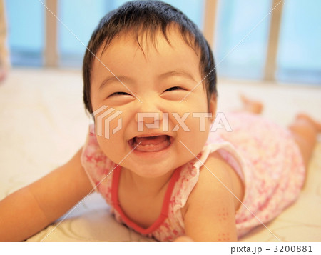 カメラ目線で笑顔の赤ちゃん 3200881
