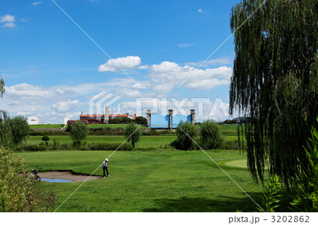 青空が広がる荒川の川原と東京都民ゴルフ場 青空が広がる荒川の川原と東京都民ゴルフ場 3202862