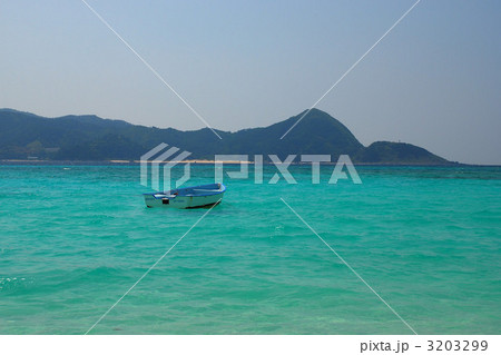 奄美大島、崎原海岸に浮かぶ小舟 3203299