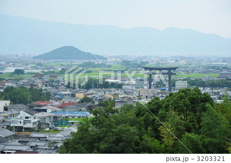 奈良 大神神社の大鳥居と耳成山 奈良 大神神社の大鳥居と耳成山 3203321