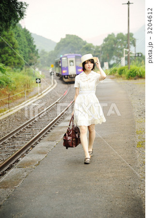 一人旅の女性 駅にて 背景に電車あり 一人旅の女性 駅にて 背景に電車あり 3204612